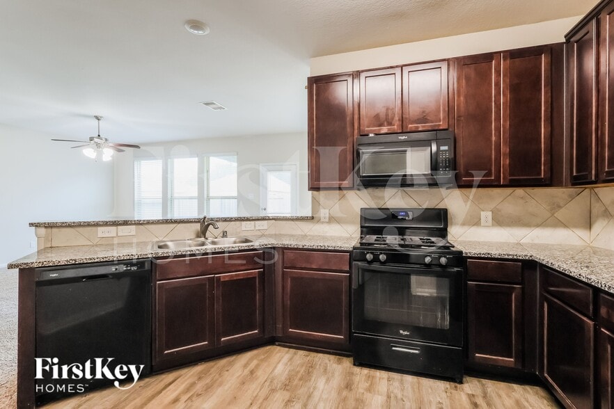 Building Photo - 15141 Meadow Glen S