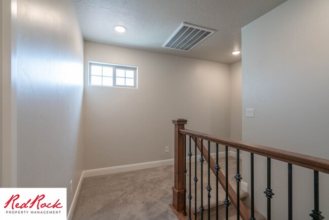 Building Photo - Townhome in Hurricane Heights!