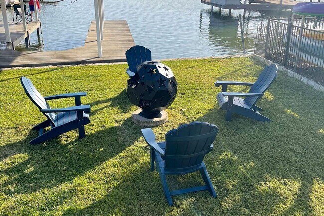 Building Photo - Gorgeous Cove on Main Body Water