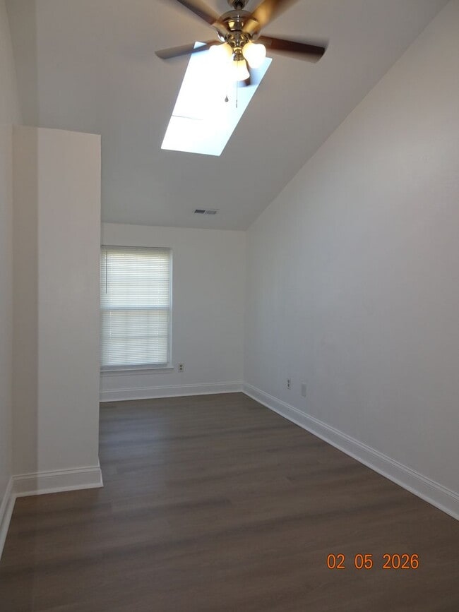 Building Photo - 3 Bedrooms, 2 Full Bathrooms Duplex