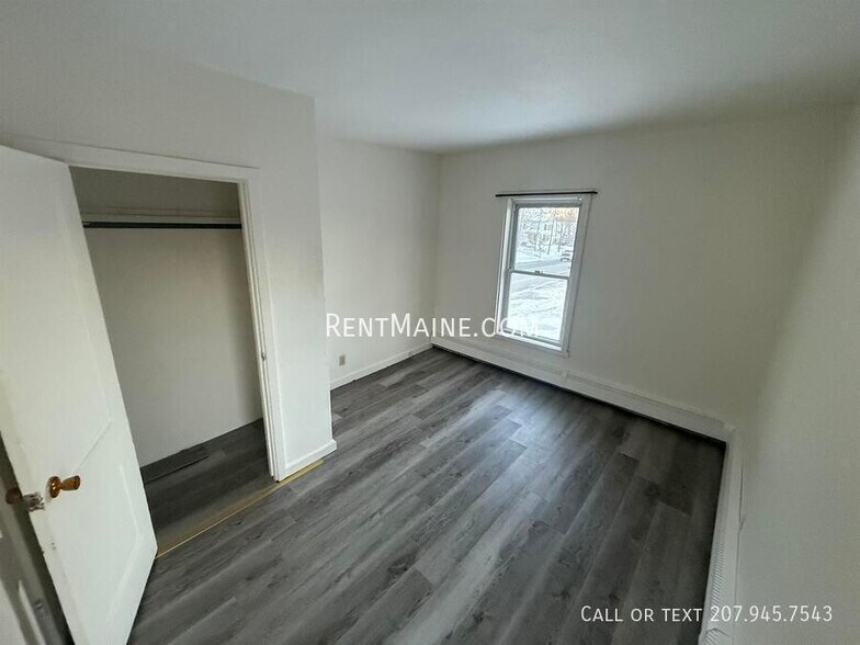 Building Photo - 104 Main St