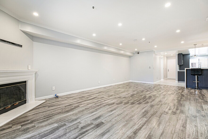 Building Photo - 15114 Sherman Way