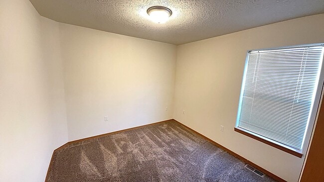 Building Photo - 2 bed 2 bath Duplex in Monmouth