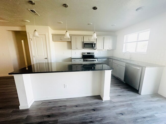 Building Photo - Beautiful Modern Home! Built Just 4 Years ...