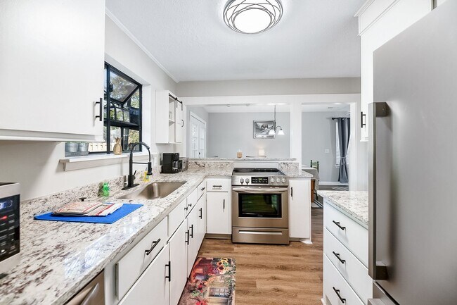 Building Photo - Charming and Spacious Home