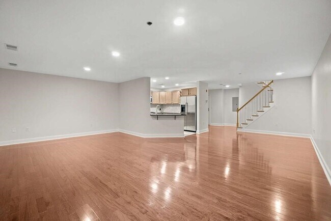 Building Photo - 120 Wyllis Ave