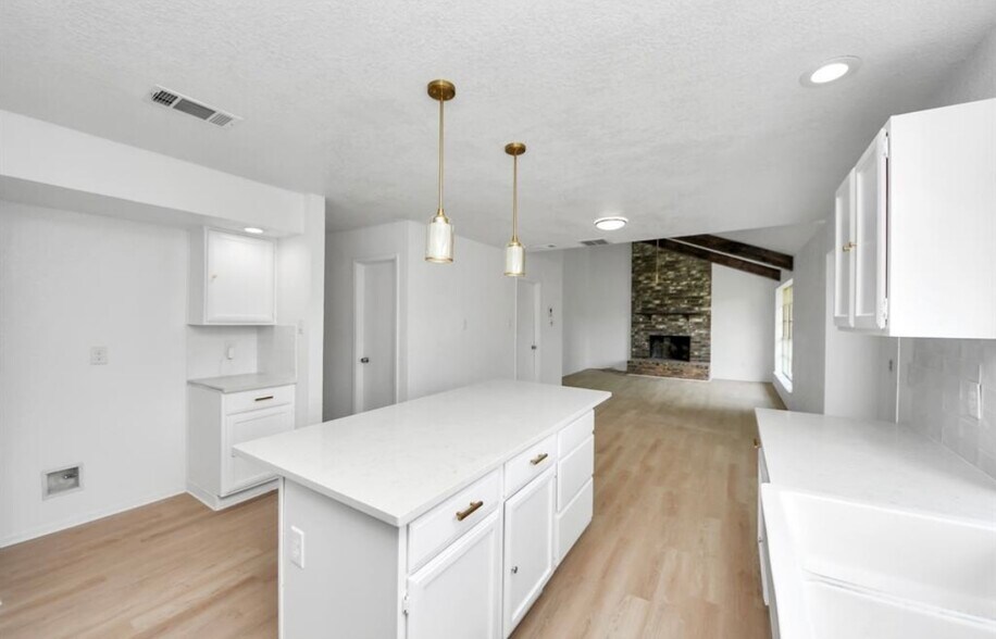 Building Photo - 3223 Deer Valley Dr