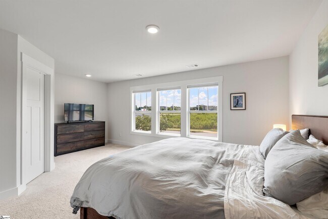 Building Photo - 127 Shallons Dr