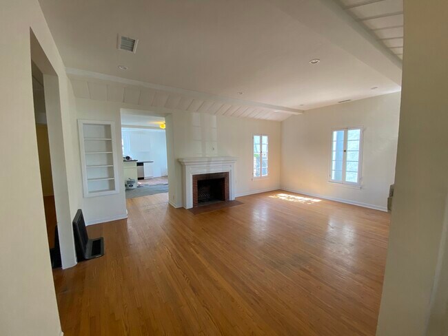 Building Photo - 3781 Greenwood Ave