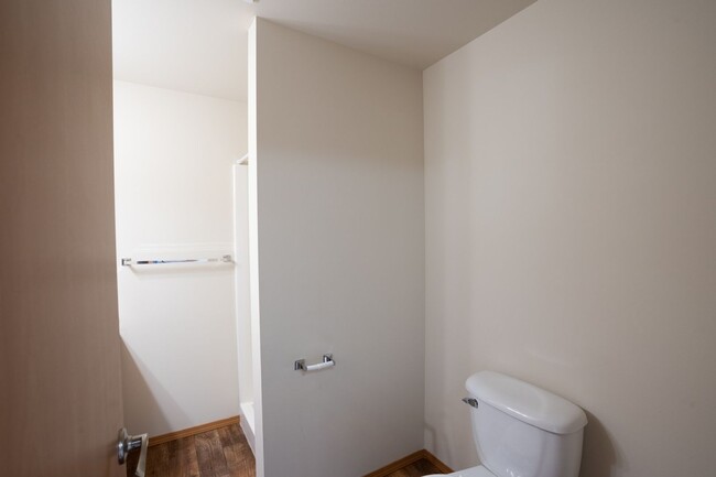 Building Photo - 3 BEDROOM TOWNHOME IN ARLINGTON