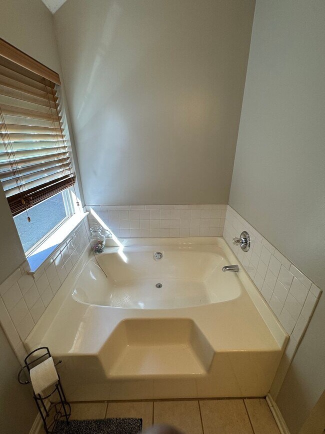 Building Photo - Beautiful 3 Bedroom 2 Bath Home Close to I-20.