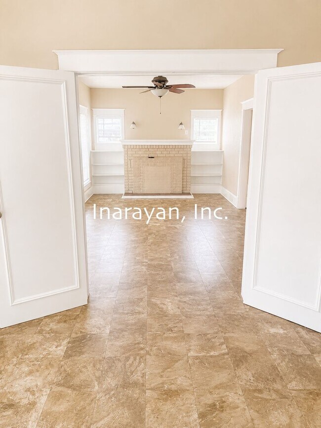 Building Photo - Newly remodeled 2/1 home- AVAILABLE