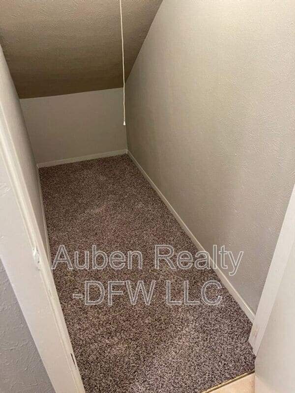 Building Photo - 921 W Rochelle Rd