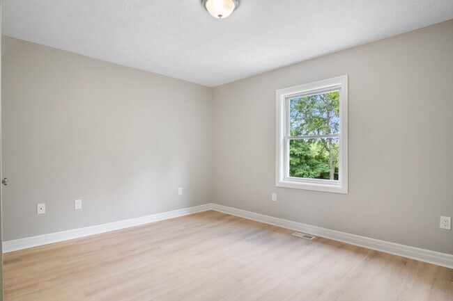 Building Photo - 3 bed/ 2 1/2 bath pet friendly fenced yard