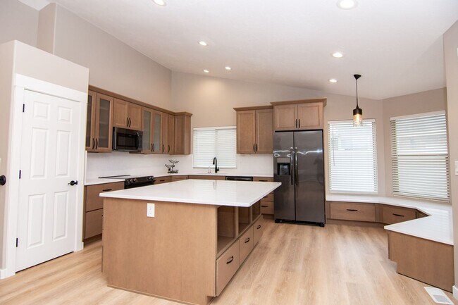 Building Photo - Bountiful Home w/ 2 Car Garage, EV Charger, & Updated Remodeling