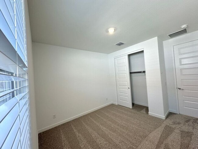 Building Photo - MOVE IN READY! New 5-Bedroom Home in Goody...