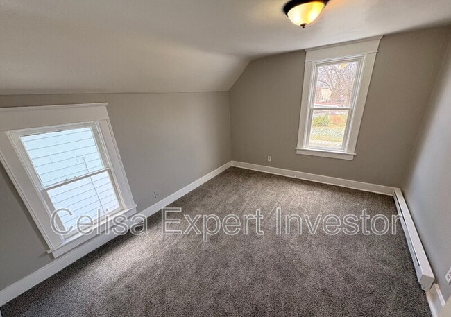 Building Photo - 425 Greenlawn Ave