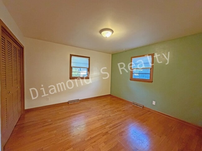 Building Photo - Southeast Springfield 3 Bedroom Home Avail...