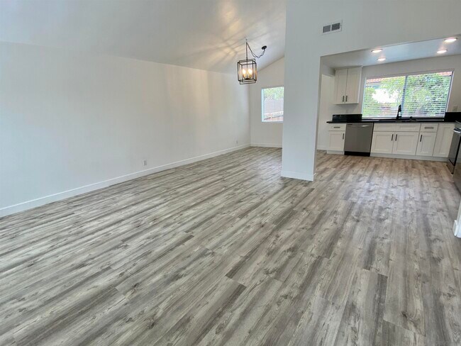 Building Photo - 293 Chapalita Dr