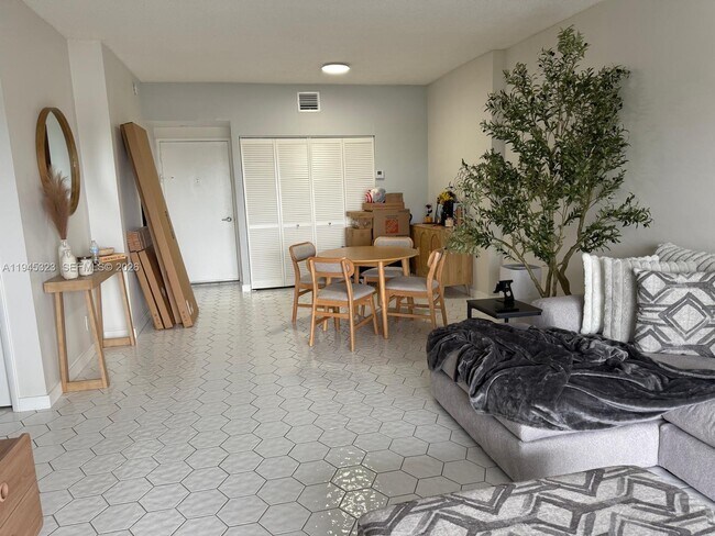 Building Photo - 4200 Hillcrest Dr