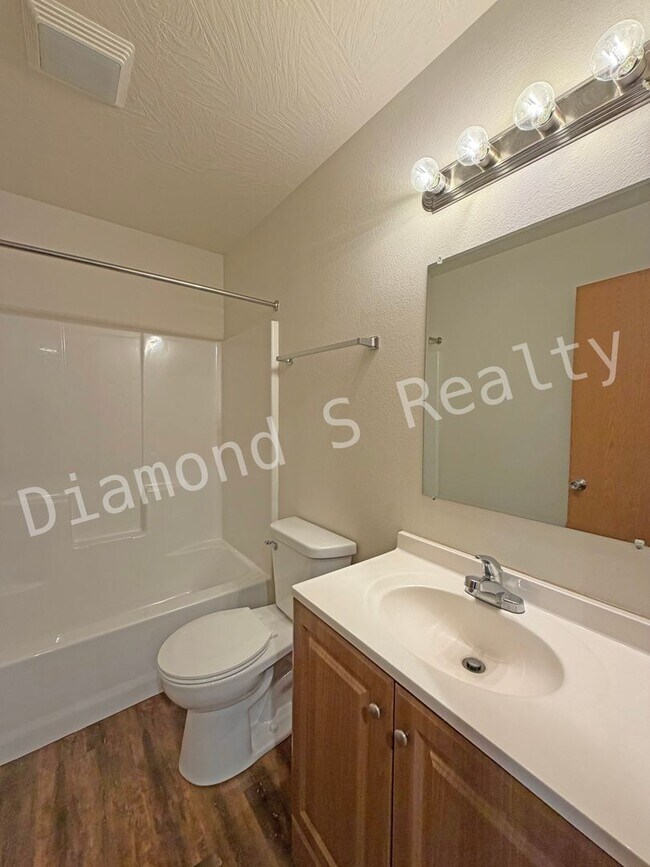 Building Photo - Cute and Clean 3 Bedroom Home Available!