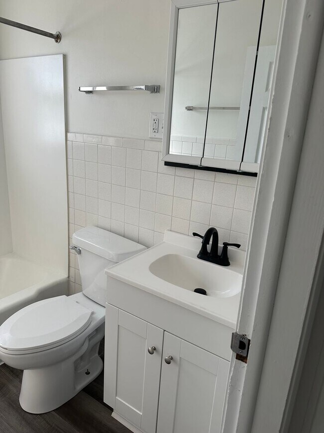 Building Photo - 2908 N Rockwood Dr