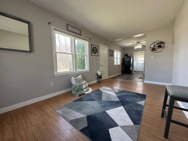 Building Photo - 2 bedroom, 1 bath home for rent in Evansdale