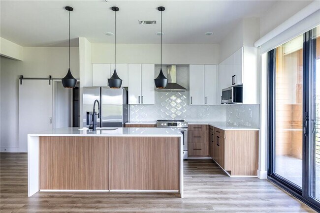 Building Photo - 112 Rogers St NE