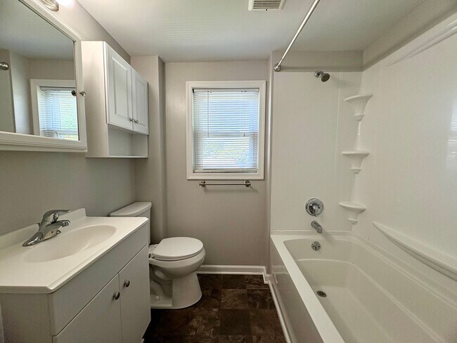 Building Photo - 4 Bedroom 2 Bathroom in Harrisburg!