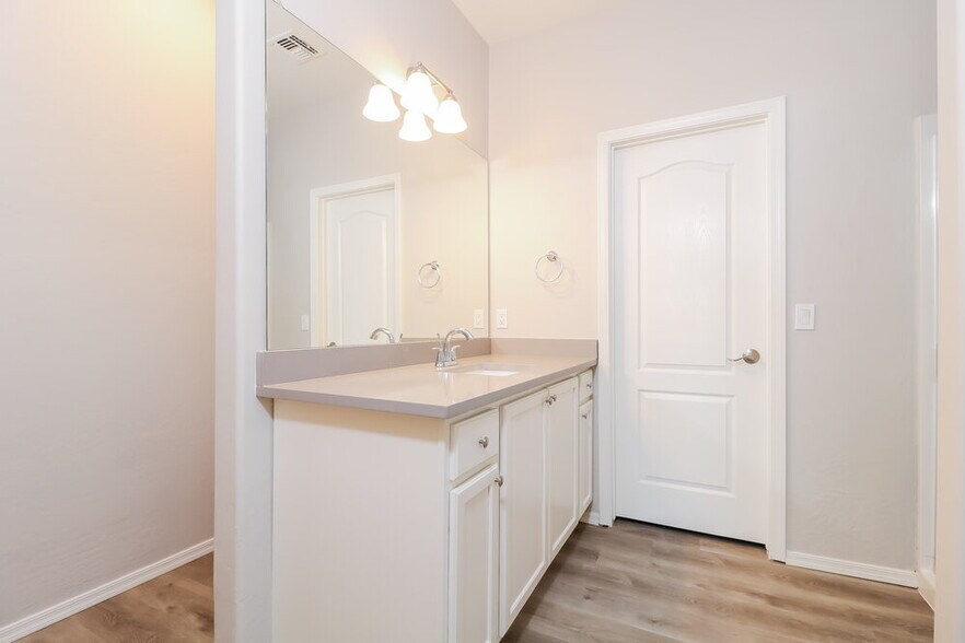 Building Photo - 7415 S 253rd Dr