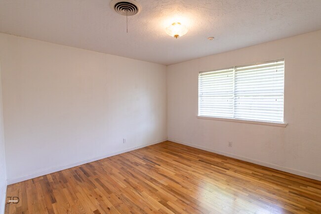 Building Photo - 1556 Singleton Ave