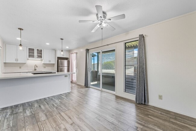 Building Photo - Townhouse with 3 bedrooms / 1.5 bathrooms / 2 assigned parking stalls