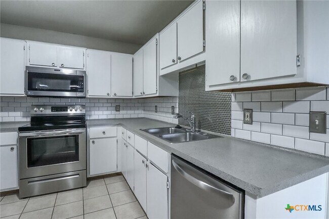 Building Photo - 2708 Edgefield St