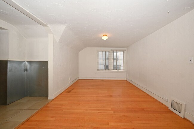 Building Photo - 1509 10th Ave W