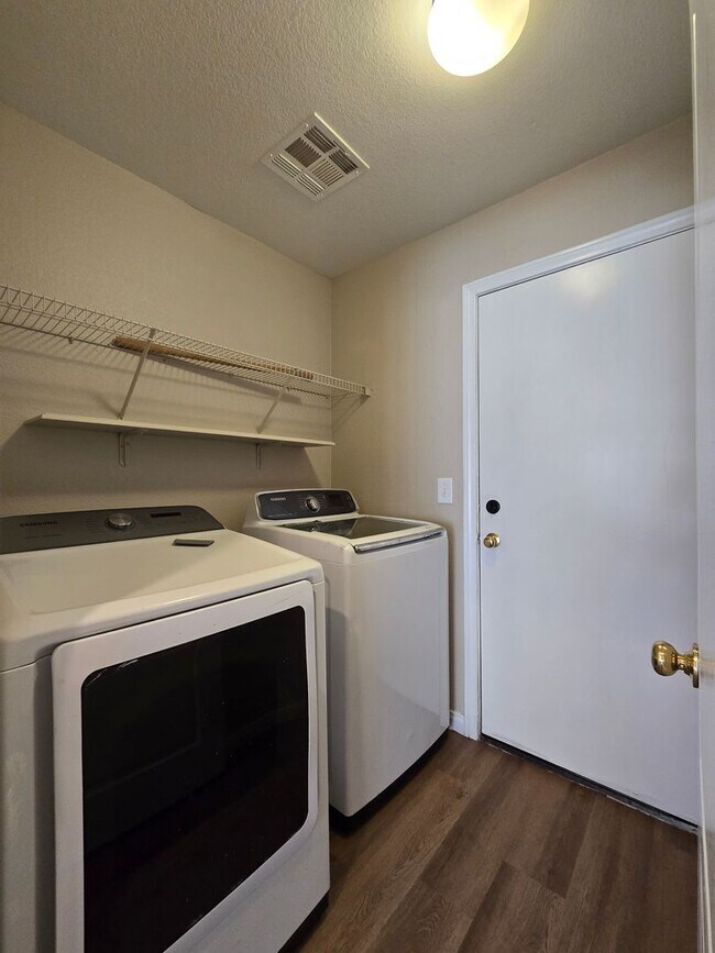 Building Photo - A Spacious 4 Bedroom House in Iron Mountain Ranch