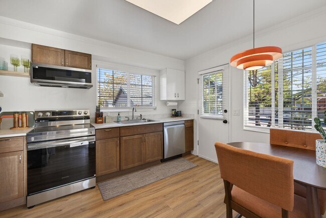 Building Photo - Welcome to Reno Nevada’s Biggest Little BnB !!