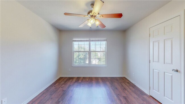 Building Photo - 2487 Horse Shoe Dr