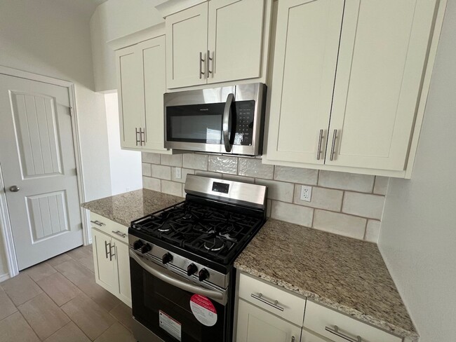 Building Photo - Stunning 3 bedroom, 3 bathroom home locate...