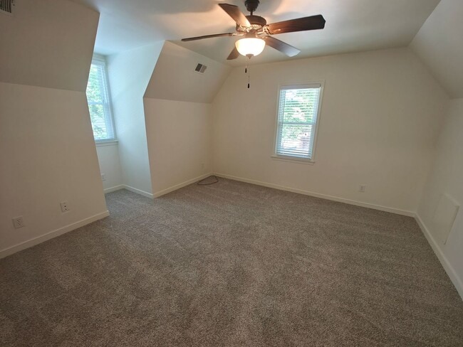 Building Photo - 4 bedroom2 bath home