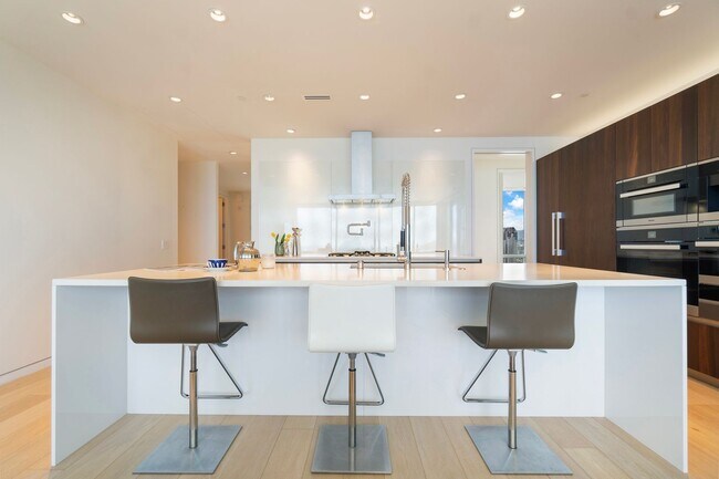 Building Photo - 28th floor Waiea residence: Fully-furnishe...