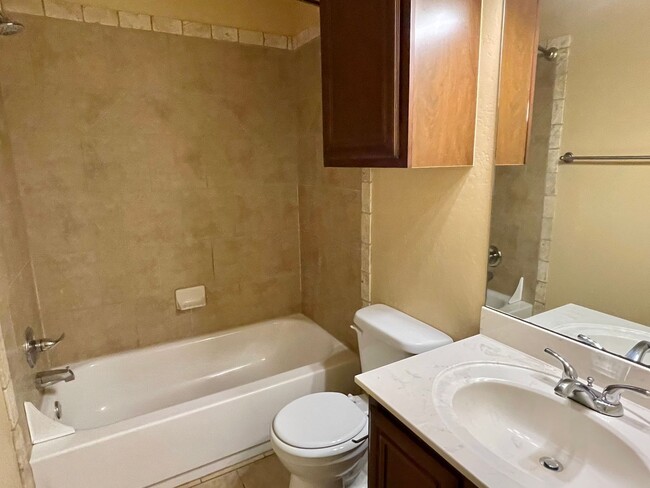Building Photo - Edmond Home in Gated Community & Deer Cree...