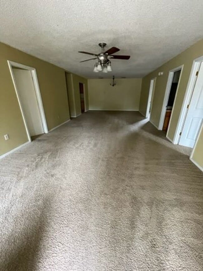 Building Photo - FOR RENT