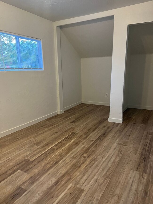Building Photo - 3BED 2.5BATH HOME NEAR DOWNTOWN
