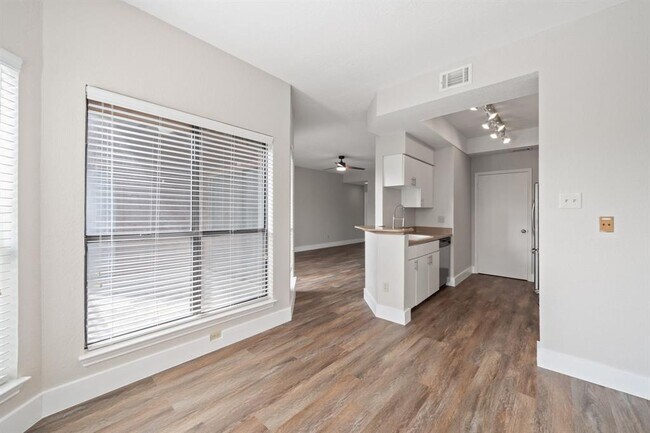 Building Photo - 4711 Spicewood Springs Rd