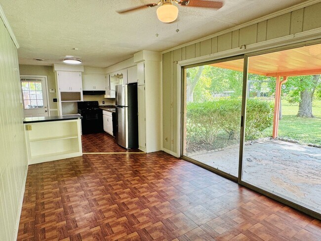 Building Photo - 3-Bedroom -Bright, Charming, and Move-In R...