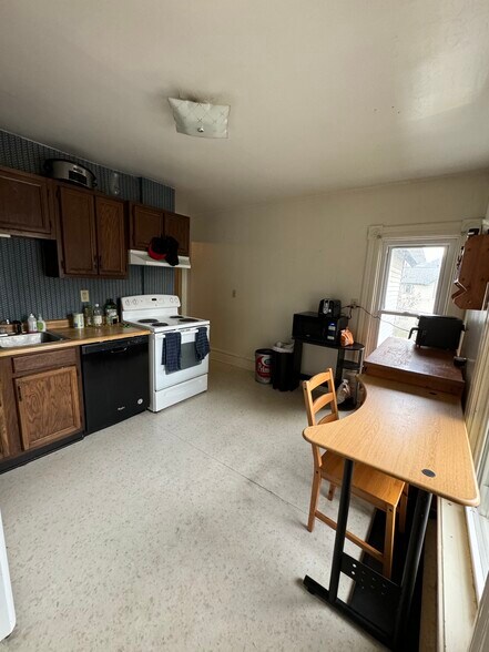 Kitchen - 77 W Howard St