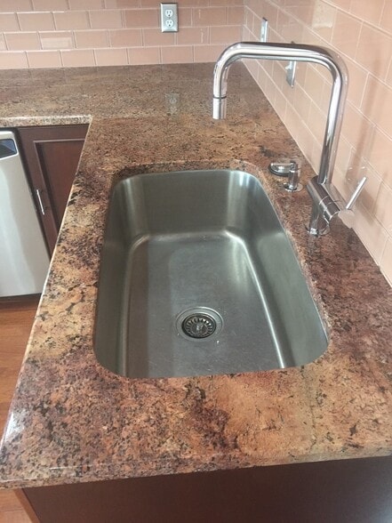 Sink - 2137 S Lincoln St