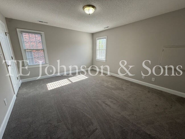 Building Photo - Spacious 3BR Home with Vaulted Ceilings, Gas Logs & Two Car Garage in Winston-Salem