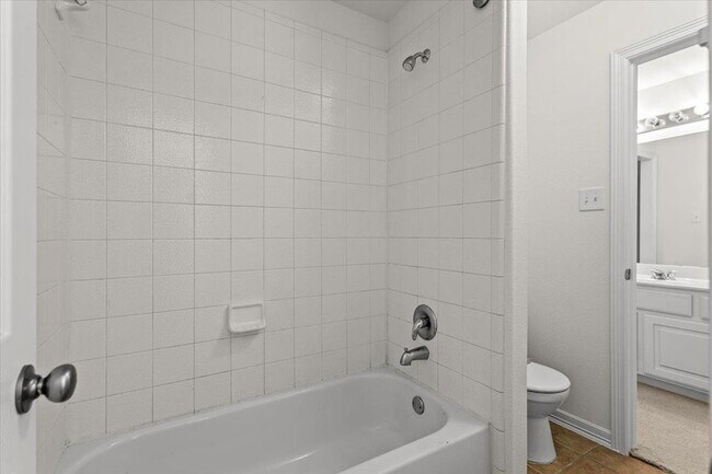 Building Photo - 2304 Village View Loop