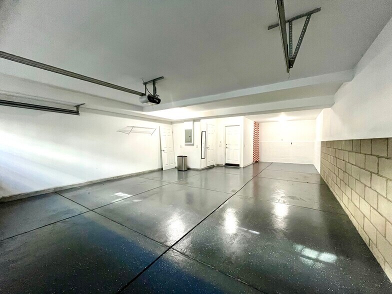 garage - 16619 Yukon Ave